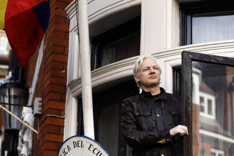 Wikileaks grundare Julian Assange tittar ut från balkongen på Ecuadors ambassad i London, där han tillbringade nästan sju år. Arkivbild.