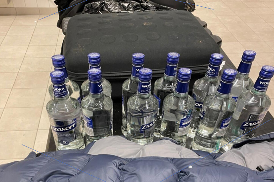 Här är en del av de 50 literna vodka som de båda 21-åriga männen från Växjö hade med sig när de stoppades av tullen. Men det mest intressanta är spritbeställningarna från ungdomar som hittades i deras telefoner.