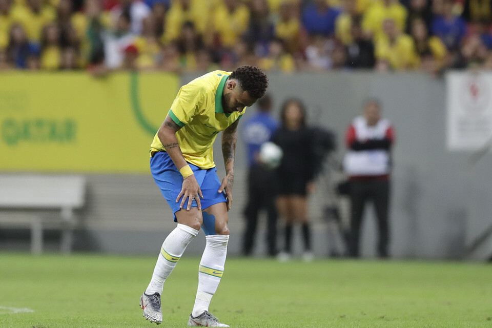 Neymar haltar efter att ha blivit tacklad mot Qatar.