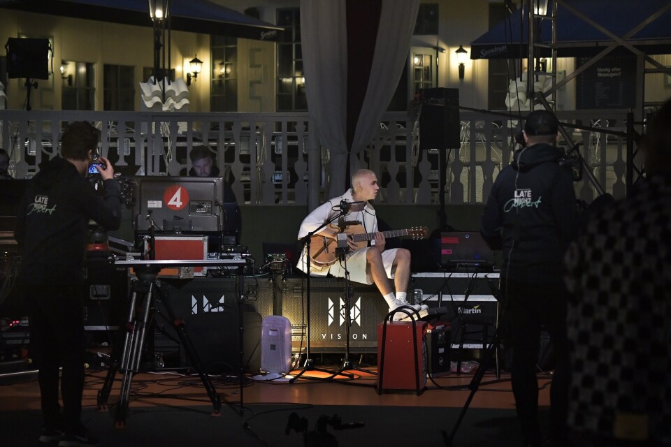 På grund av förbudet mot folksamlingar på mer än 50 personer går få konserter att genomföra. Här spelar Felix Sandman in en konsert inför ett folktomt Gröna Lund för TV4:s programserie "Late night concert". Arkivbild.