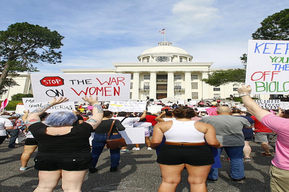 Protester mot den nya abortlagen i Alabama som är den striktaste i USA.
