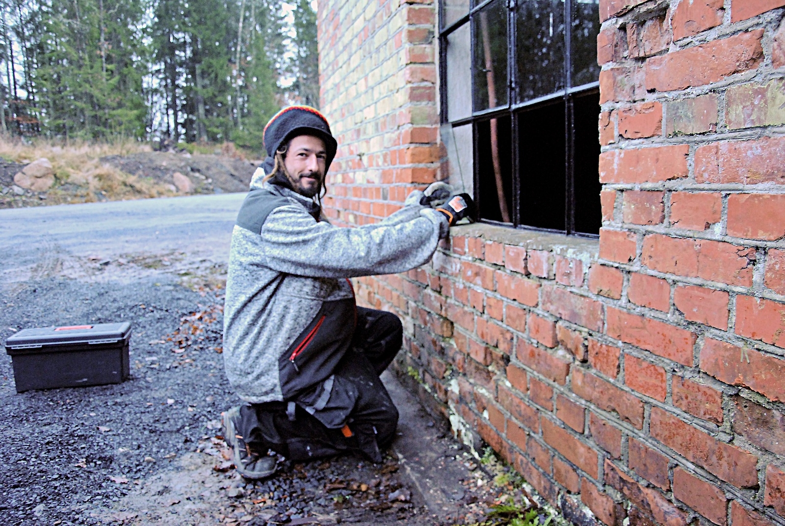 Christian Krainz byter samtliga fönster i Sliperiet.