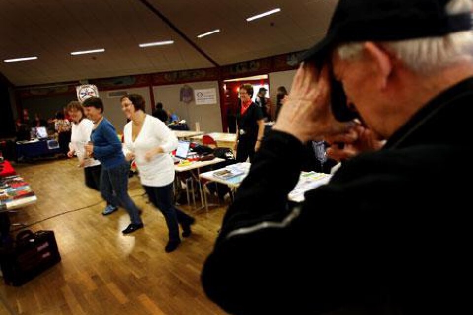 Cecilia Andersson (i vitt närmast kameran), Gunilla Andersson (mitten) och Anette Svensson (längt till vänster) svänger de lurviga i en uppvisning som förhoppningsvis ska locka fler till att pröva dansa Line Dance.