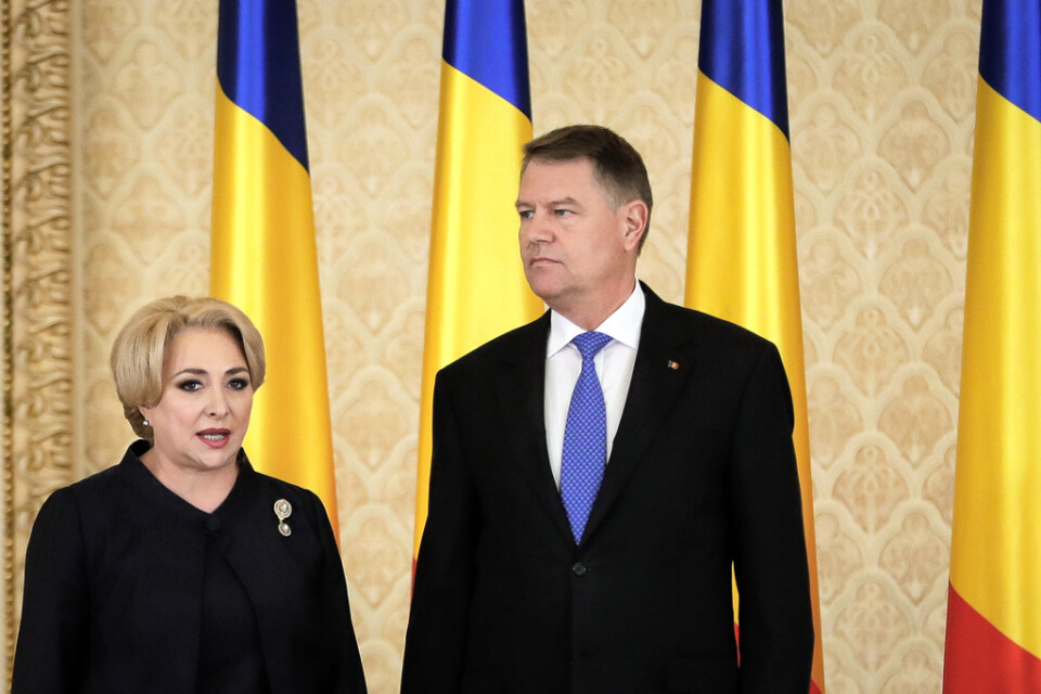 Rumäniens premiärminister Viorica Dancila hotar att dra president Klaus Iohannis inför författningsdomstolen. Arkivbild.