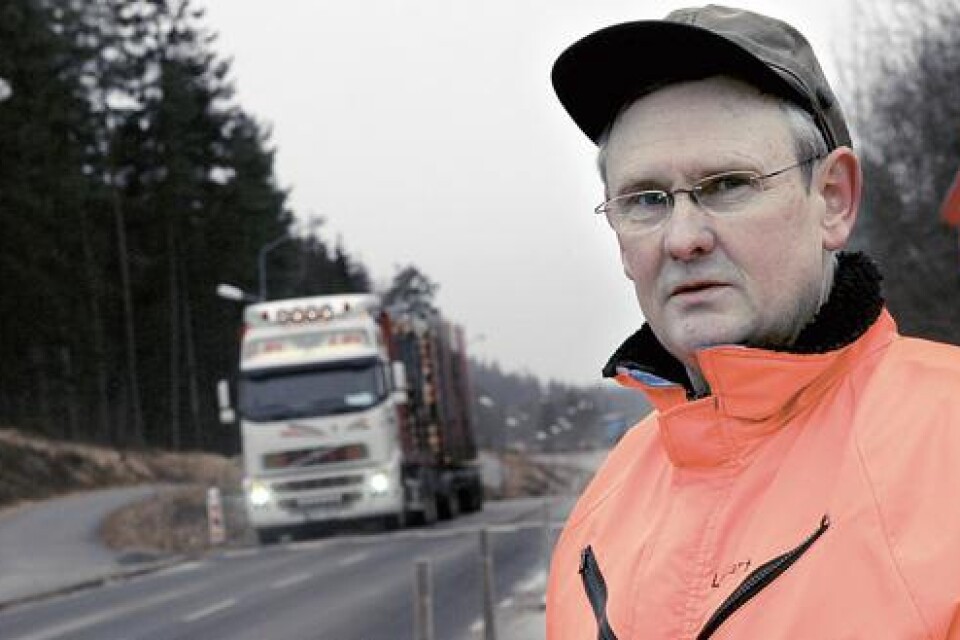 Lennart Andersson, Ambjörnarps åkeri AB är kritisk mot farthindren i Tranemo tätort. Chauffören tvingas bromsa och gasa och gör på så vis åt mer bränsle.
