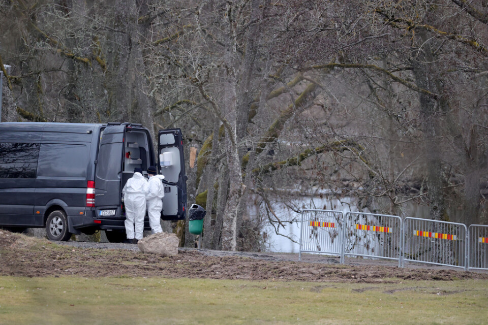 Kroppen hittades vid 12-tiden på lördagen efter det att dykningar genomförts i ån Nossan i Grästorps kommun i sökarbetet efter den kvinna som varit försvunnen. Kroppen är ännu inte identifierad.