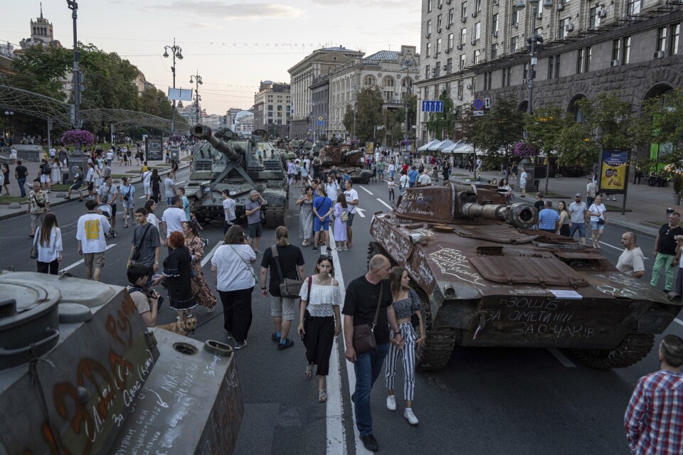 Undantagstillstånd. Livet i Kiev är förändrat och människor har fått anpassa sig till en situation fylld av trauma, förlust och uppskjutna planer.