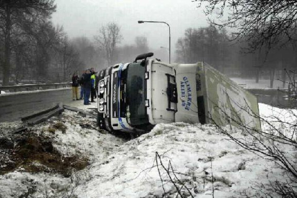 Dubbel tur hade föraren som körde lastbilen. Fordonet landade bara 20 meter från Helgeå, strax efter olyckan kom en annan lastbil som också fick sladd. Bild: WILLY ALM