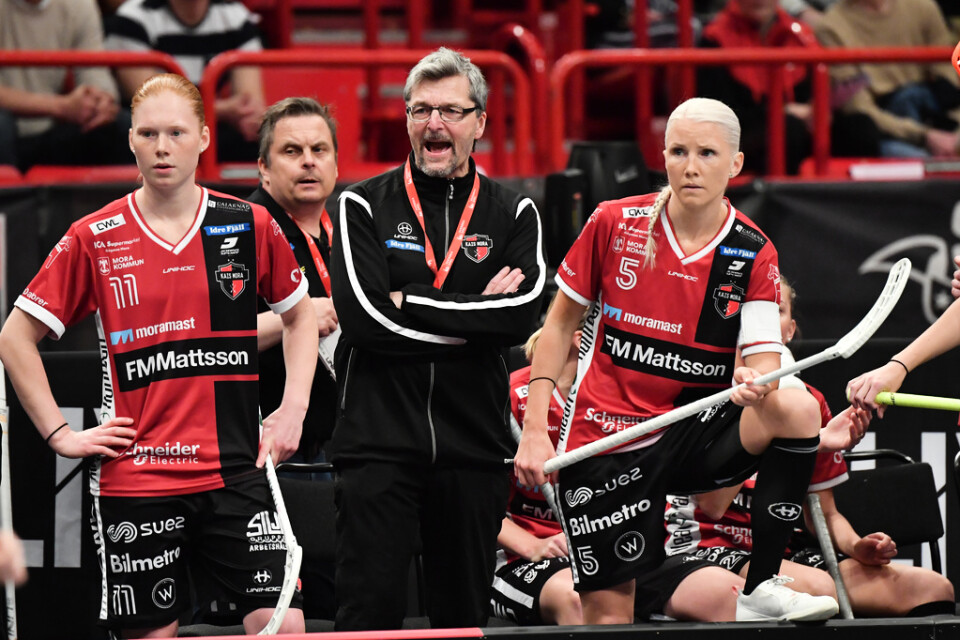 Ulf Hallstensson och Kais Mora-spelare under SM-finalen mot Täby.