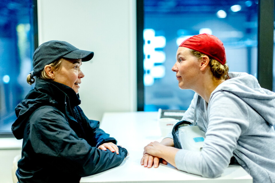 Regissören Frida Kempff och Josefin Neldén pratar under en paus i inspelningarna.