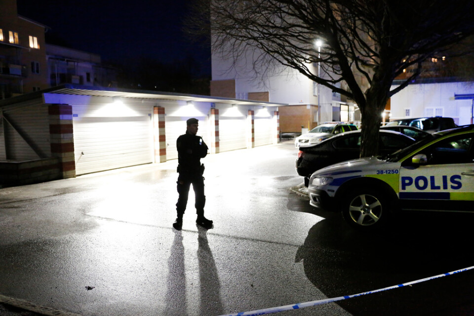 Polis på platsen i närheten av Norsborgs centrum söder om Stockholm där en man sköts ihjäl på tisdagskvällen.