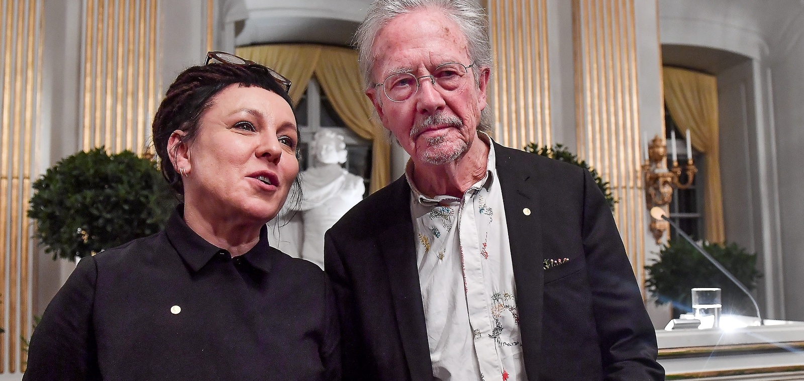 Litteraturpristagarna Olga Tokarczuk och Peter Handke efter sina Nobelföreläsningar på Börshuset i Stockholm.Foto: Jonas Ekströmer / TT