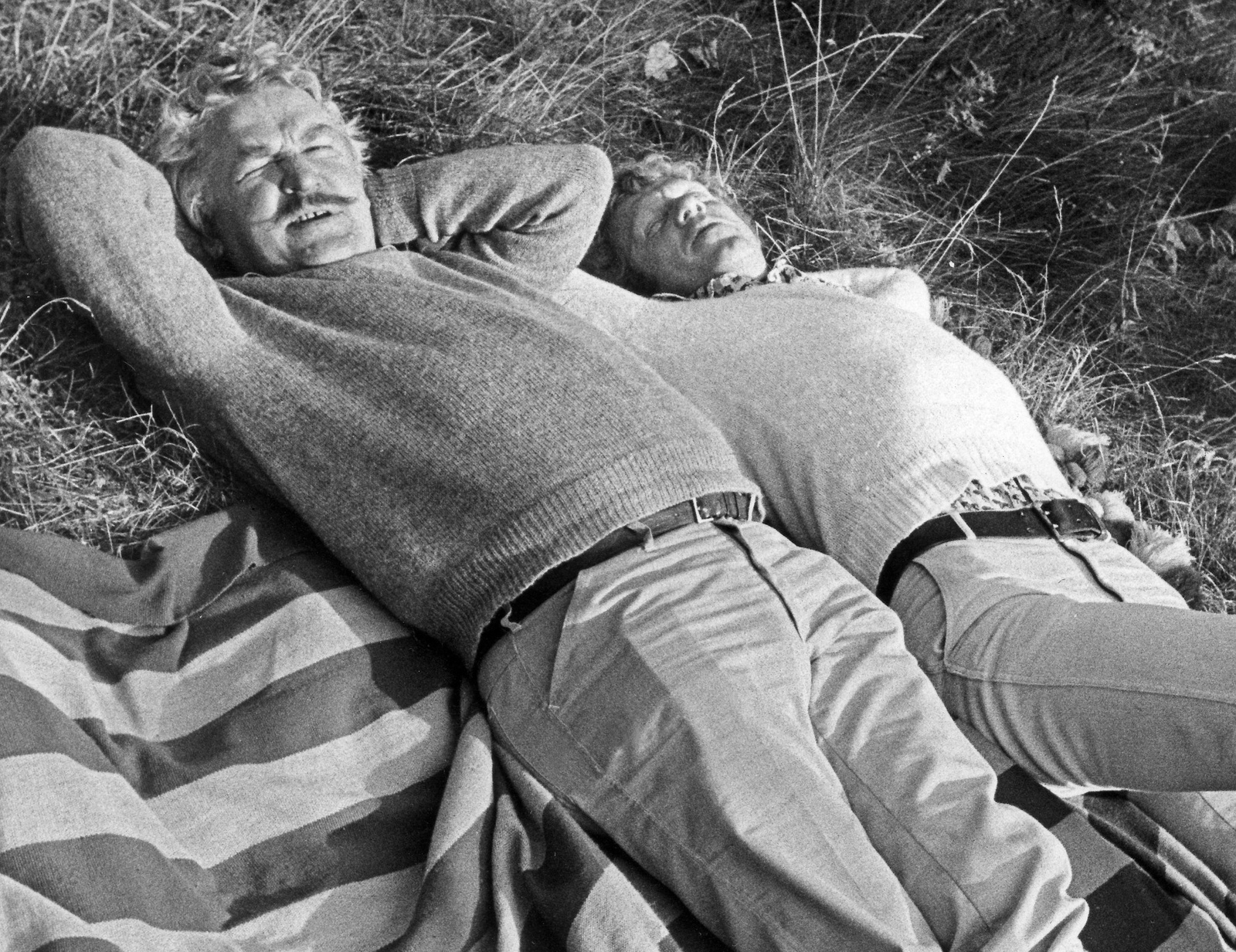 Hans Alfredson och Tage Danielsson tar igen sig i gräset. Bild från 8 september 1975. Foto: Tt
