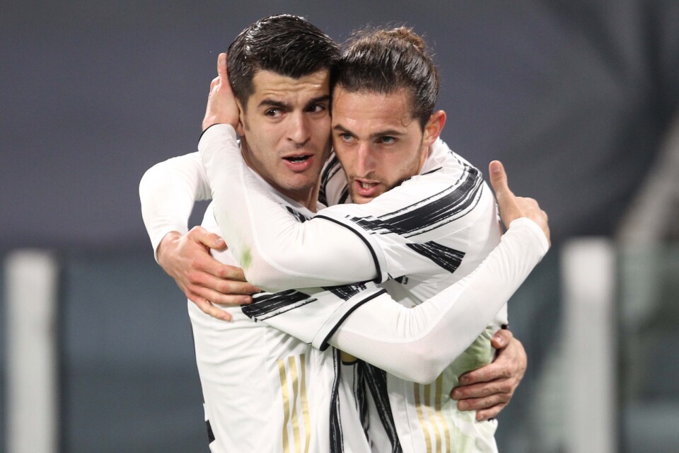 Två målskyttar firar. Adrien Rabiot, till höger, kramar om Alvaro Morata efter ett av målen i segern över Lazio.