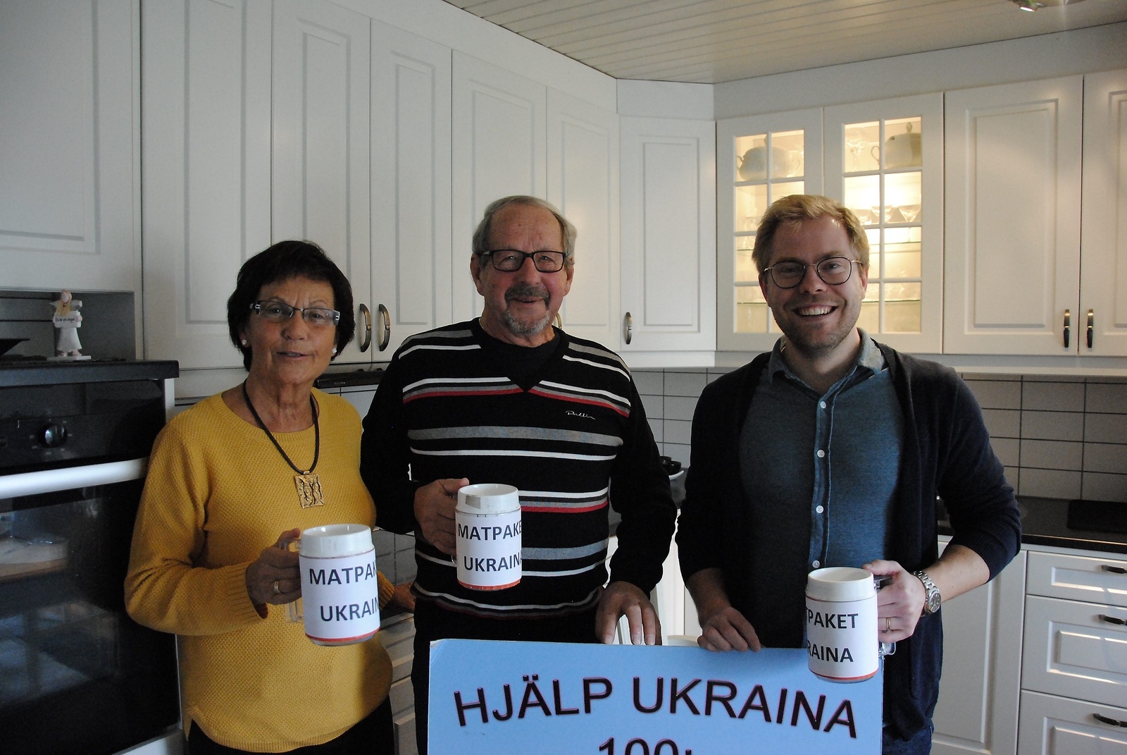 Med bössor och plakat kommer frivilliga representanter från de organisationer som samarbetar med insamlingen till matpaketen Ukraina att stå utanför matbutiker i Osby och Lönsboda för att samla in pengar. 		Foto: Eva Solér