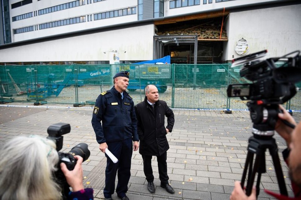 För två veckor sedan detonerade en kraftig sprängladdning som förstörde entrén till polishuset i Helsingborg. Här möter lokalpolisområdeschefen Sven Holgersson och justitie- och inrikesminister Morgan Johansson (S) medierna.