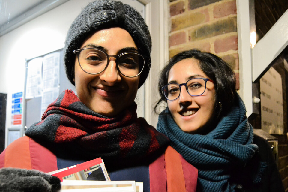 Systrarna Jaskiran och Jasmine Cohan valkampanjar för Labour i området Uxbridge I nordvästra London.