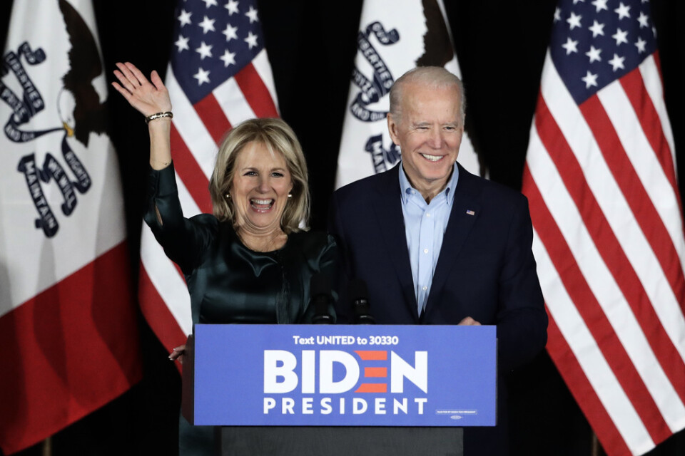 Den förre vicepresidenten Joe Biden och hustrun Jill vid kampanjens valvaka i Des Moines i Iowa.