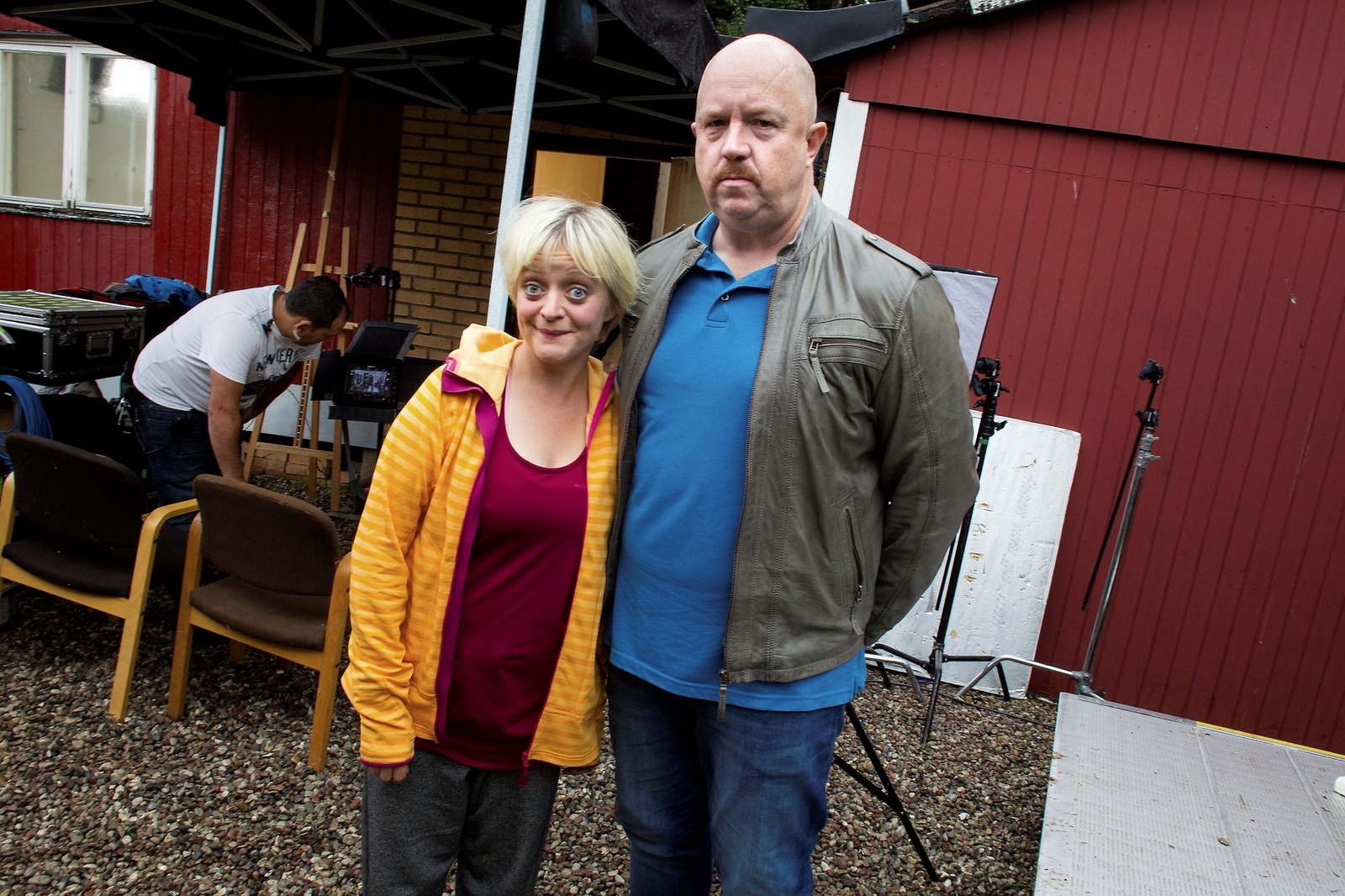 Elisabeth Wernesjö spelar den nya tränaren och Anders Jansson den gamla stöttepelaren i Vinninge BK. Foto: Claes Hall