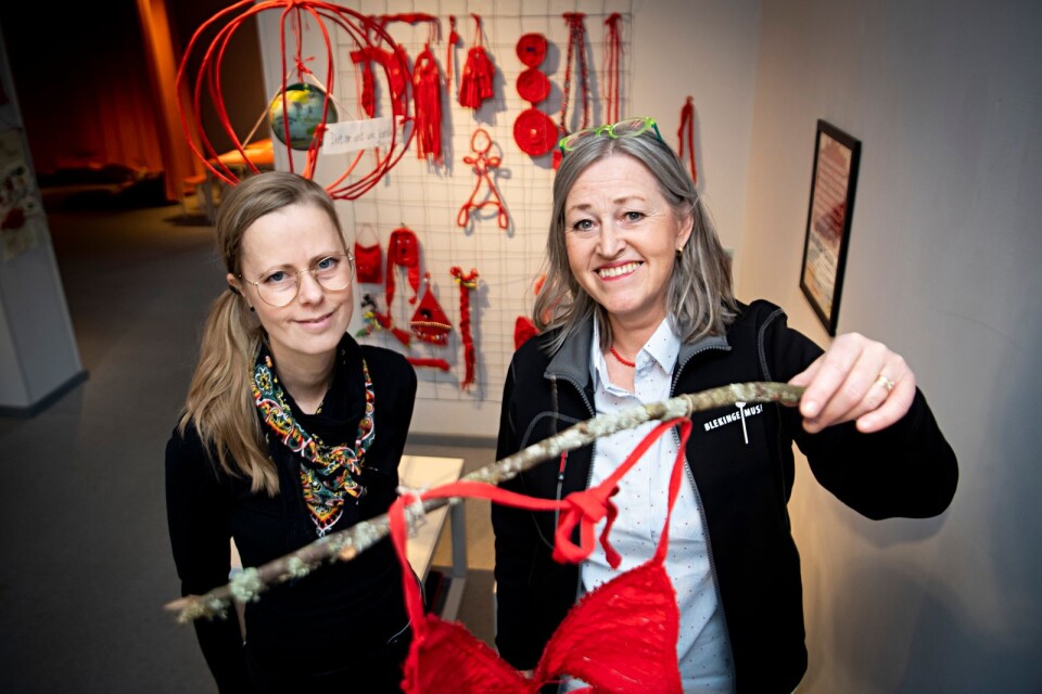 Carina Karlsson, Slöjd i Blekinge och Susanne Ström, Blekinge Museum, är stolta över det lyckade demokratiprojektet ”Röda tråden”.
