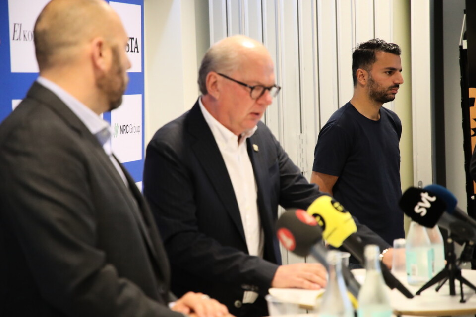 IFK Göteborgs ordförande Mats Engström, i mitten, var nöjd sedan planerna på att starta ett damlag gått i lås. Arkivbild.