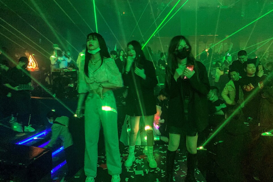 Gäster på en nattklubb i kinesiska Wuhan. Bilden är från i torsdags.