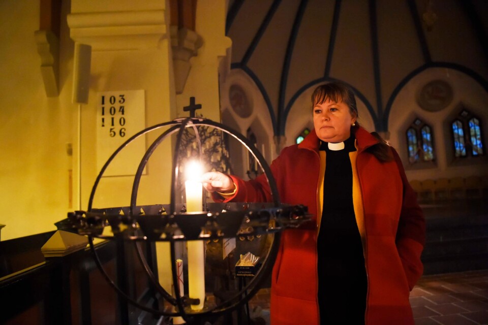 Kyrkoherden Catrin Sundelius säger att Västra Vrams kyrka står öppen för den som vill tända ljus eller för den som behöver prata.