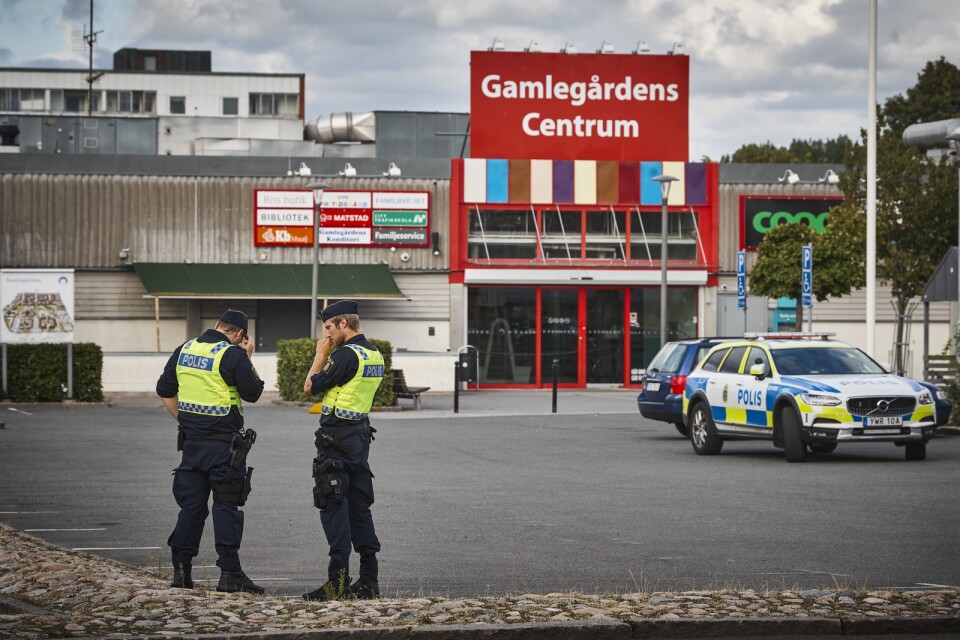 Här utanför Gamlegårdens Köpcenter blev tre allvarligt skadade vid skjutningen.