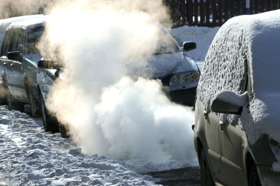 När det är kallt släpper bilar ut mer avgaser. Därför är det bäst att skrapa rutorna innan du startar bilen.