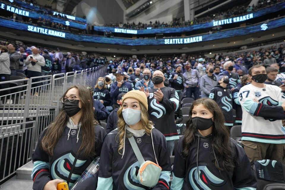 Seattlefans i nya Climate Pledge Arena under uppvärmningen.