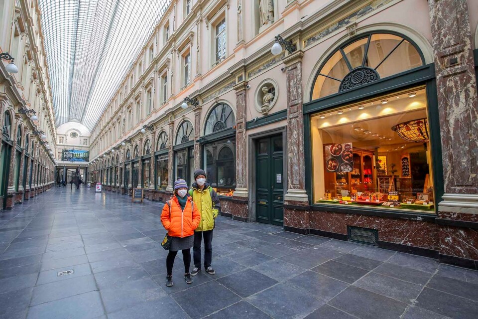 Tomt. Det stora St Hubert-gallerian i Bryssel är tom så när som på två tappra turister i munskydd.