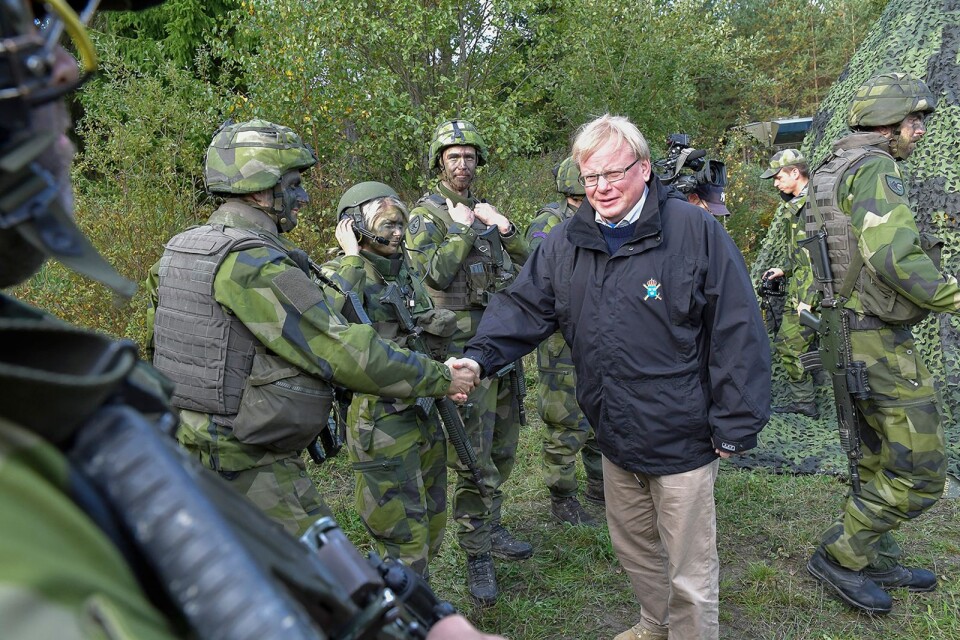 Försvarsminister Peter Hultqvist (S) blev tidigt populär både inom och utanför försvaret. Men nu hörs gnisslet allt mer. Mål och medel möts återigen inte längre.
