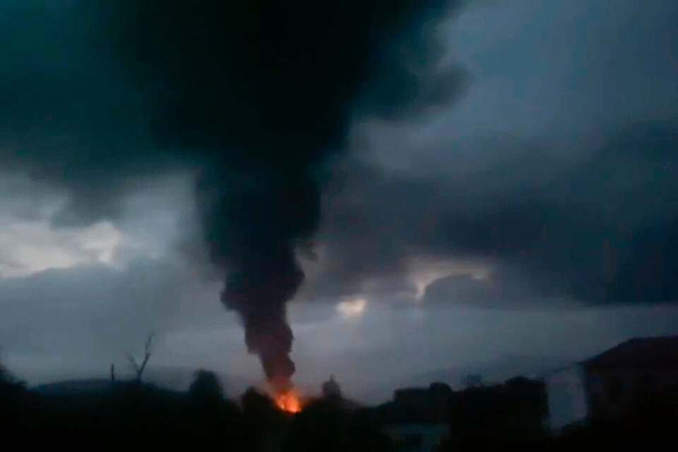 Rök och eld efter måndagens explosion vid en bränsledepå utanför Stepanakert.