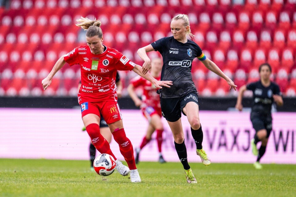 Växjö DFF:s Emma Pennsäter (till höger) jagar Örebros Louise Lillbäck.