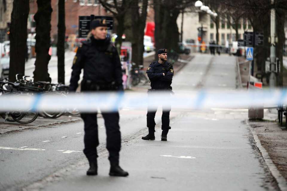 Polis på plats vid avspärrningarna i centrala Göteborg.
