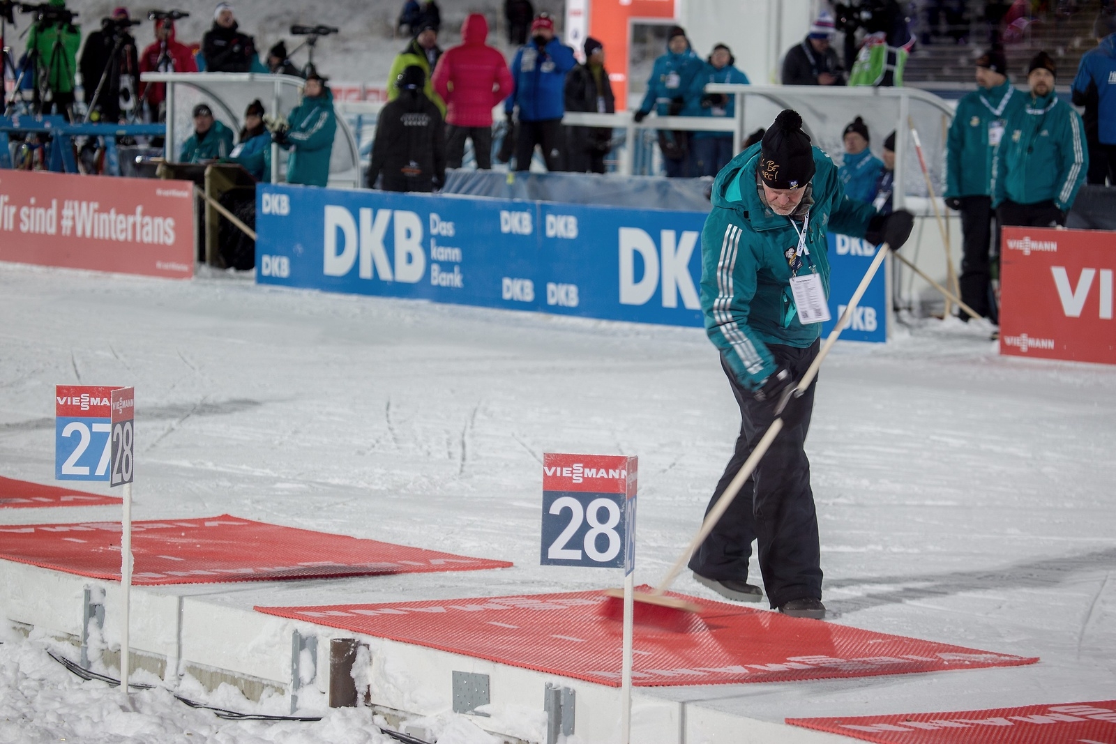 I ett av de små båsen som syns i bakgrunden kommer Per-Erik Lögdberg att sitta vid skidskytte-VM i Östersund.