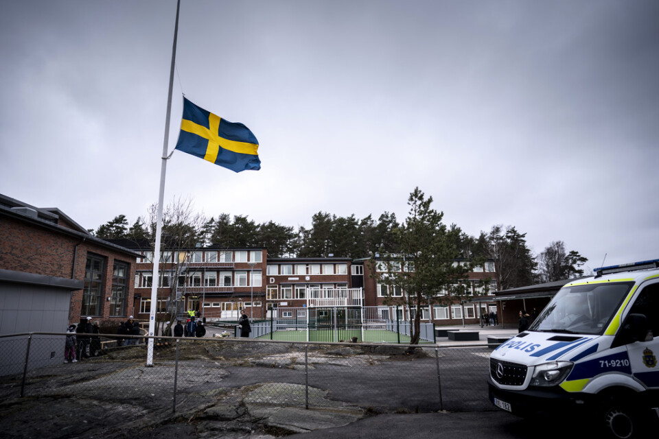 Flaggan hölls på halv stång vid minnesplatsen utanför skolan på onsdagen, när sörjande kom för att prata och lägga ned blommor eller hälsningar.