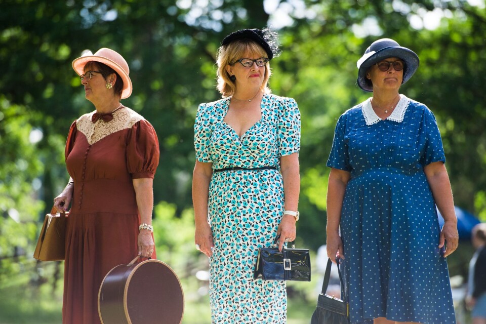 Hattar och klänningar från perioden 1940-50-tal. Notera den bruna hattasken.