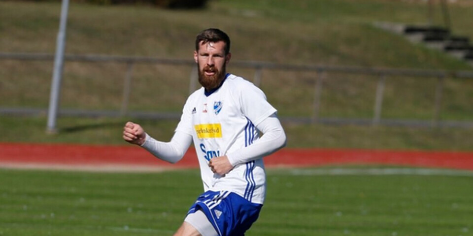 Jonathan Karlsen tar en säsong till i IFK Simrishamn.