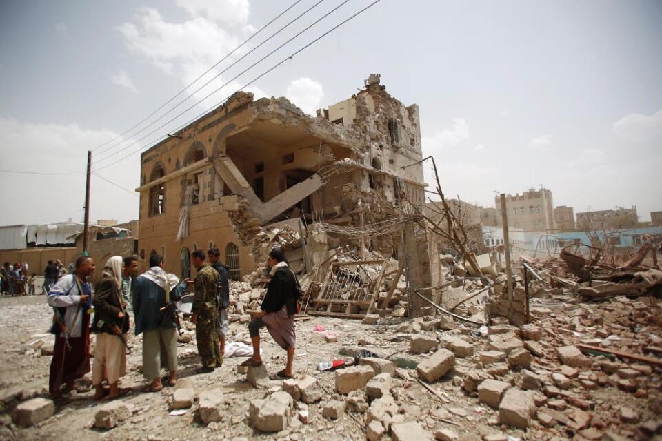 Ett 50-tal personer har dödats i ett flyganfall mot en marknadsplats i Jemen. Minst lika många skadades också när den Saudiledda allians som bekämpar Huthirebellerna genomförde ett omfattande angrepp, uppger säkerhetskällor och ögonvittnen i Fayoush som
