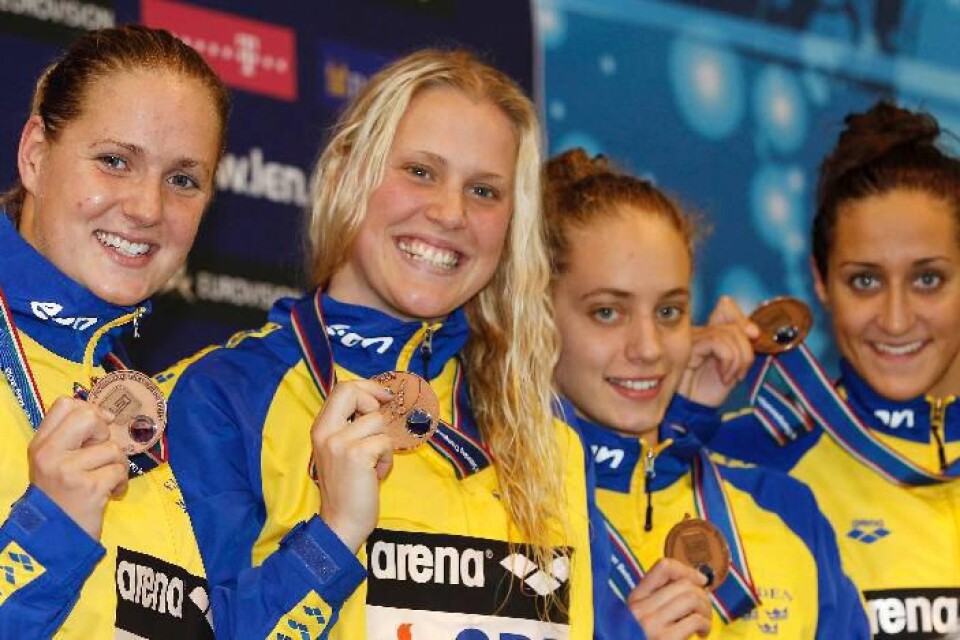 Nathalie Lindborg (tvåa från vänster) visar stolt upp sitt brons.