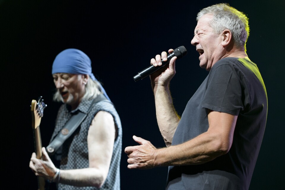Brittiska rockbandet Deep Purples nya album "Whoosh!" når en tredjeplats på veckans albumlista. På bilden bandets basist Roger Glover och sångare Ian Gillan. Arkivbild.