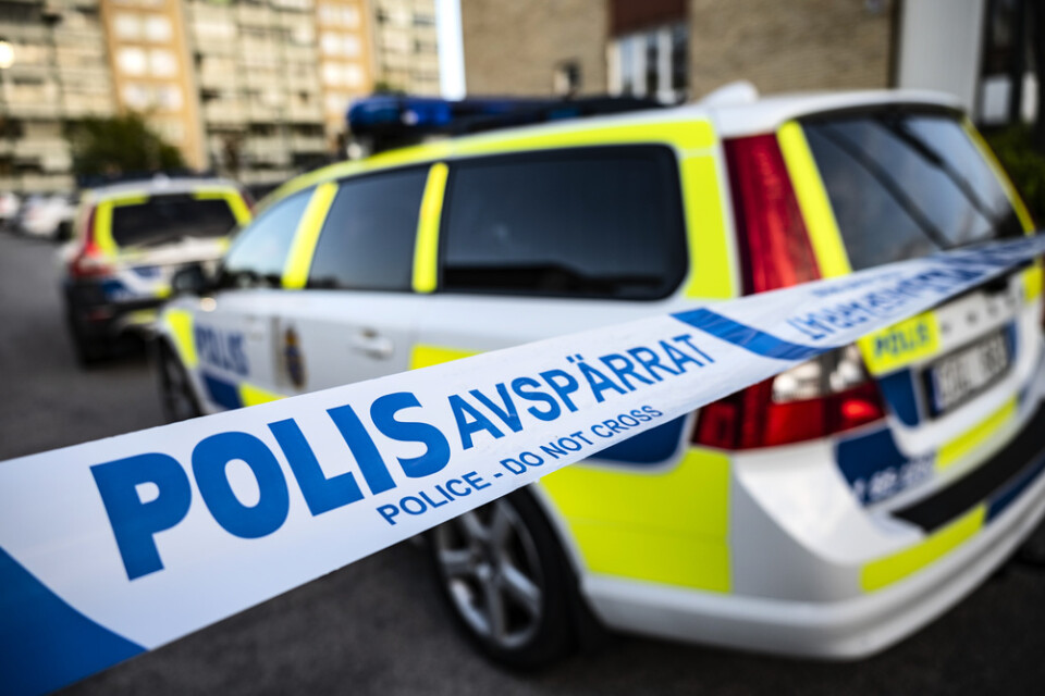 Polisen jagar en misstänkt våldtäktsman i Umeå efter att två kvinnor upprättat en anmälan om brott som ska ha begåtts i en lägenhet. Arkivbild.