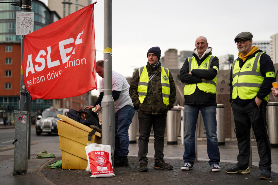 Medlemmar i de strejkande lokförarnas fackförening Aslef utanför New street station i Birmingham.