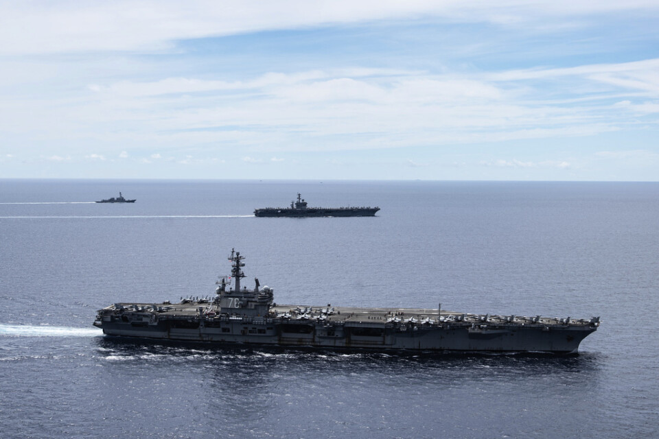 De amerikanska hangarfartygen USS Ronald Reagan och USS Nimitz i Sydkinesiska havet, 6 juli 2020. USA:s militärövning i det omtvistade vattnet har fått Peking att se rött.