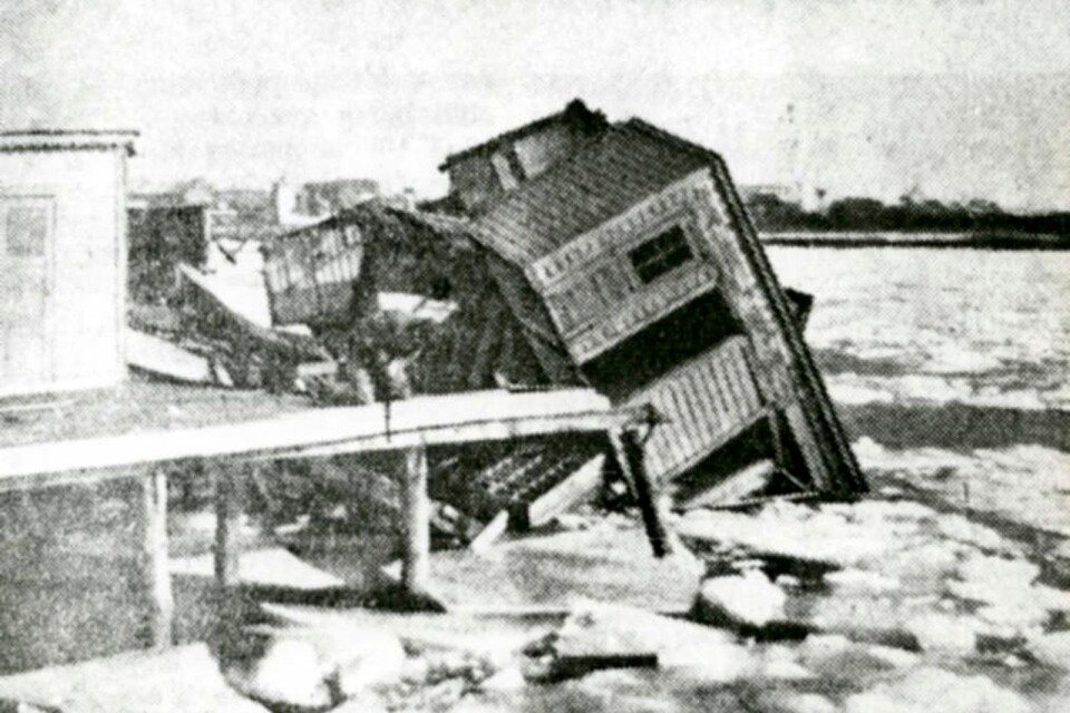 I början av februari 1934 slog en häftig storm badhuset i spillror, vilka kastades lång upp på land. Badbolaget insåg att det genast måste återuppbyggas och till sommaren stod det nya färdigt, om än i mindre och förenklad form.