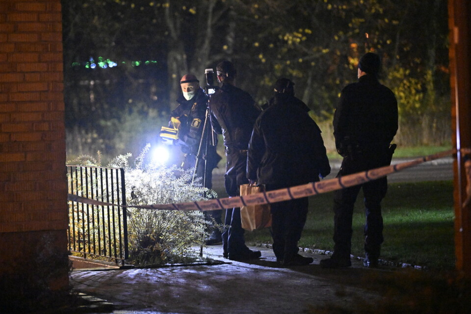 Polisens tekniker har jobbat under hela natten i Helsingborg sedan en man skjutits med flera skott.
