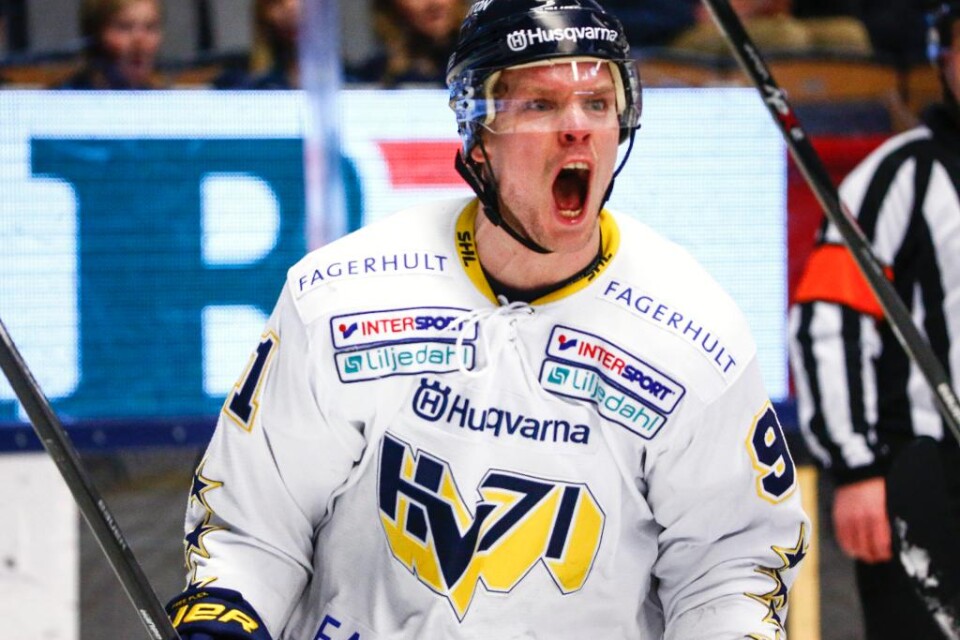 Andreas Jämtin, 32, lämnar den svenska ishockeyn. Forwarden har skrivit på för Medvescak Zagreb, meddelar den kroatiska KHL-klubben på sin hemsida. Jämtin, med AIK som moderklubb, har gjort totalt 525 SHL-matcher, 107 slutspelsmatcher - och dragit på si