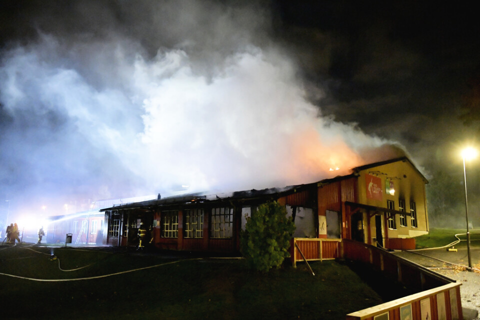 Folkets hus i Orminge fortsätter att brinna. Bilden tagen på torsdagsmorgonen.