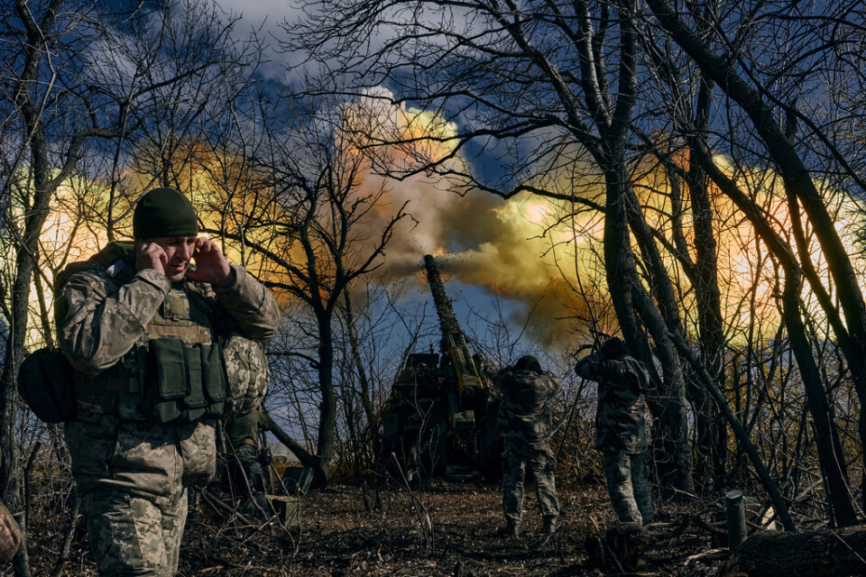 Varje dag avfyrar ukrainska soldater omkring 8|000 granater mot de ryska ställningarna. Det är svårt för tillverkare att täcka den ökade efterfrågan. Arkivbild.
